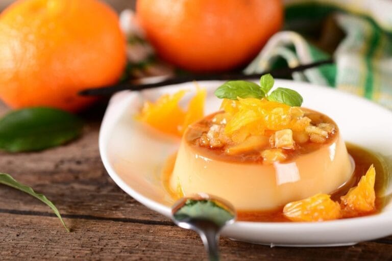 Panacota de Laranja com Cobertura Cítrica e Manjericão