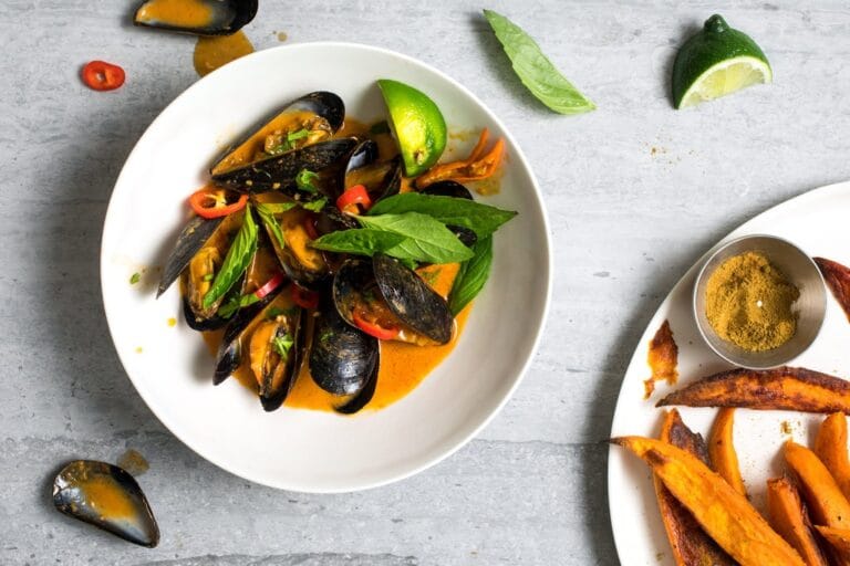 Mexilhões com Molho Picante e Batatas Crocantes