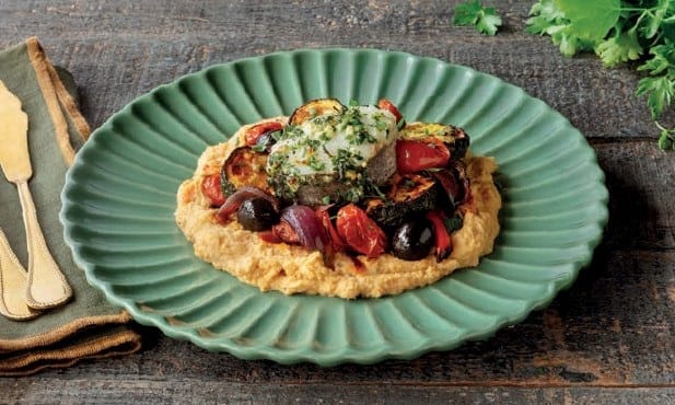 Pescada com puré de grão e legumes assados
