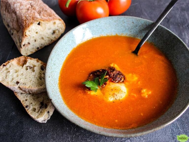Sopa de Tomate com Ovo Escalfado
